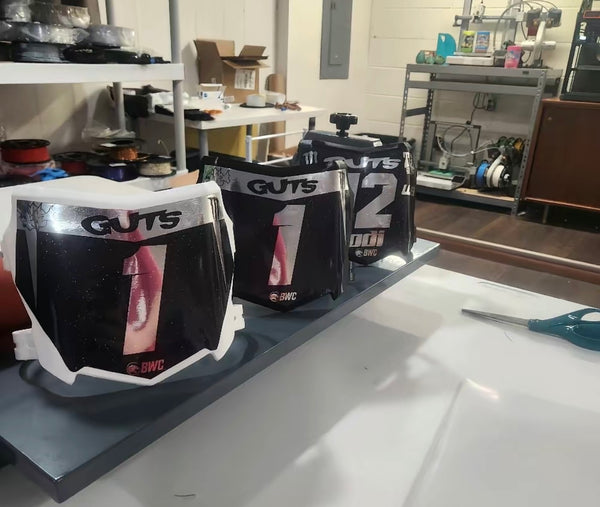 Motocutz plate with decal